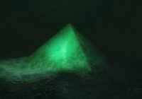 Bermuda Şeytan üçgeninde camdan piramit